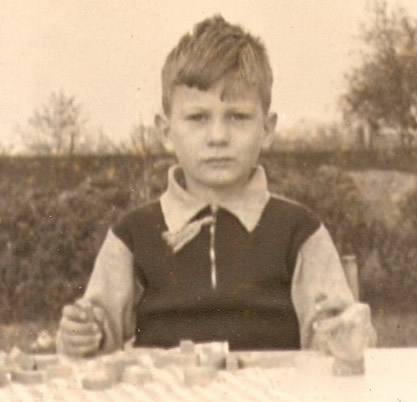 Harm Hillinga bij de kleuterschool in het voorjaar van 1954.